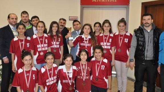 Hürriyet Ortaokulu Voleybol Turnuvası Derecesi