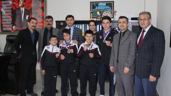 Altınova Özel Kardeşlik Spor Kulübü sporcularımız İlçe Milli Eğitim Müdürlüğümüzü ziyaret etti.