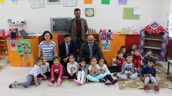 Altınova Belediye Başkanı Dr. Metin ORAL ve İlçe Milli Eğitim Müdürü Zeki SİTAR´dan Okullarımıza Kırtasiye Malzemesi Dağıtımı