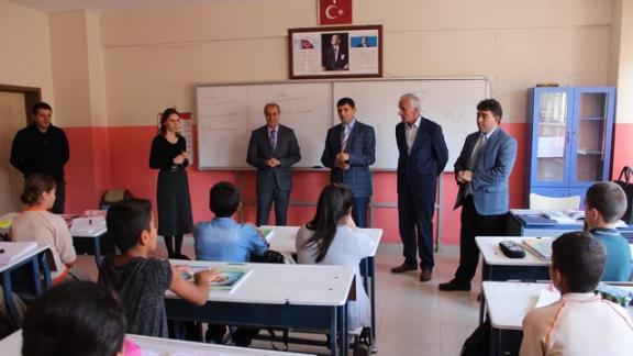 Altınova Kaymakamı Nurullah Kaya ve Tavşanlı Belediye Başkanı Kadri ÇİÇEK´den Tavşanlı Şehitlik İlkokulu ve Ortaokulunu Ziyaret