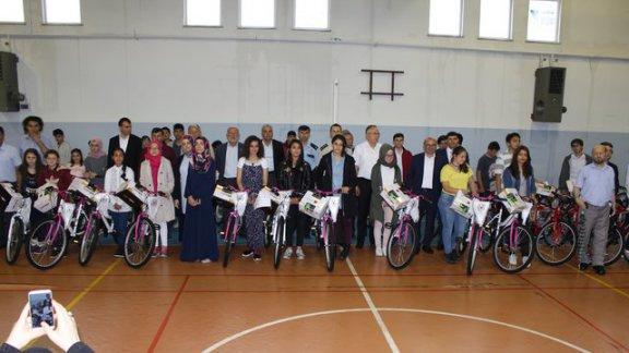 İmam - Hatip Ortaokulunda Bisiklet Dağıtımı ve Karne Dağıtımı Töreni