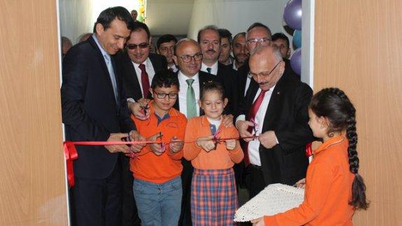 Vakıfbank İlkokulu Konferans Salonu Açılışı ve Okullarımıza Spor Malzemesi Dağıtımı Gerçekleştirildi.