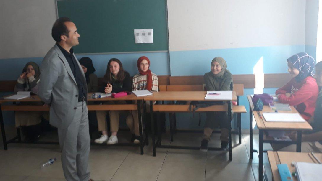 Altınova Kaymakamı Sayın Regaip Ahmet ÖZYİĞİT ve İlçe Milli Eğitim Müdürü Sayın Zeki SİTAR'dan İlçemiz İmam-Hatip Ortaokuluna Ziyaret.