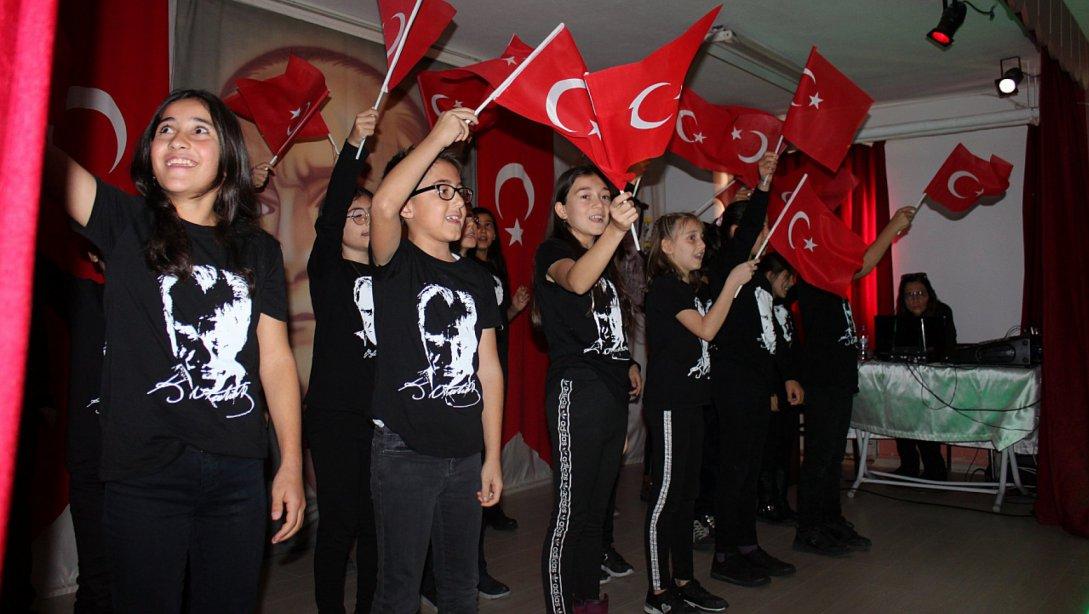 10 Kasım Atatürk'ü Anma Programı ilçemiz Subaşı Ortaokulunda, öğrencilerimizin hazırladığı gösterilerle gerçekleştirildi.