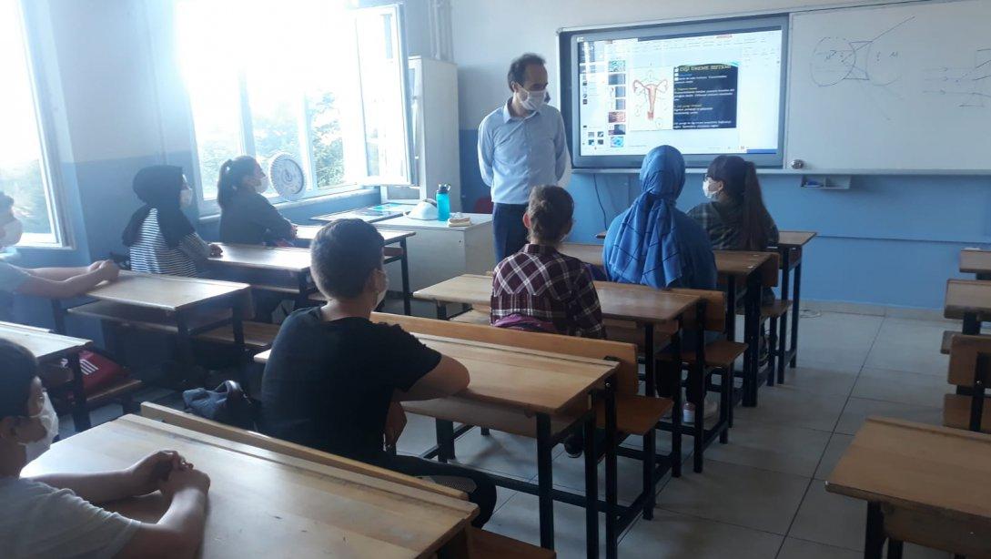 Altınova Kaymakamı Sayın Regaip Ahmet ÖZYİĞİT ve İlçe Milli Eğitim Müdürümüz Sayın Zeki SİTAR ilçemiz İmam-Hatip Ortaokulunda açılan Destekleme ve Yetiştirme Kursunu ziyaret ettiler.