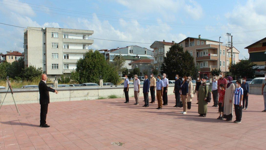 İlköğretim Haftası, Covid-19 tedbirleri dikkate alınarak İlçemiz Kaymakamlık Binası önünde yapılan törenle kutlandı.
