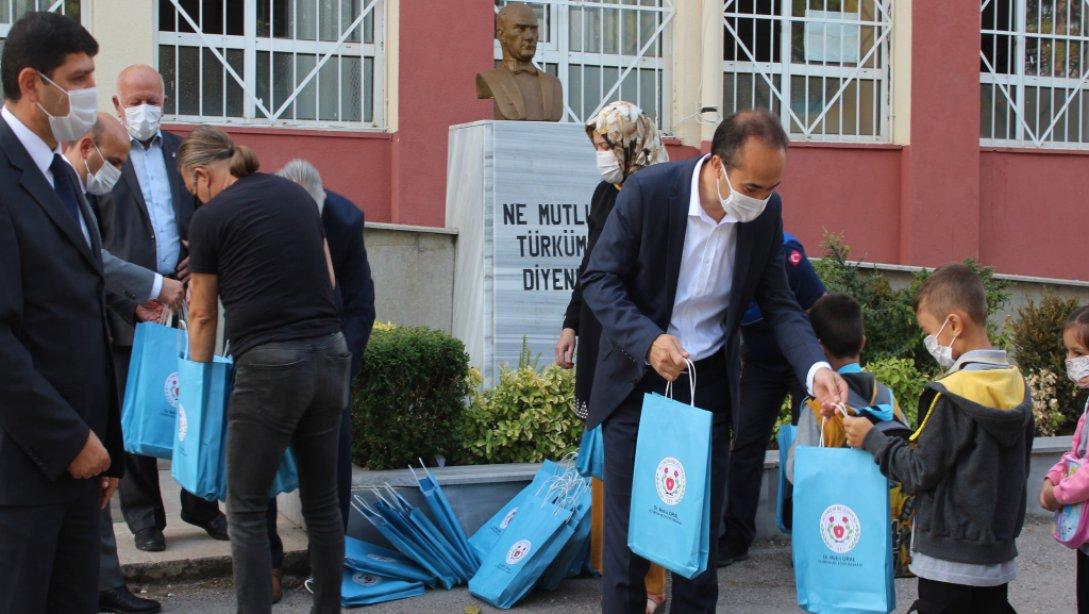 Altınova Belediyesinden Vakıfbank İlkokulu 1. Sınıf Öğrencilerine Maske ve Kırtasiye Malzemesi Yardımı.