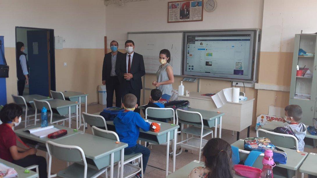 İlçe Milli Eğitim Müdürümüz Sayın Zeki SİTAR ilçemiz Subaşı Ortaokulu ve Hacı Ali Saruhan İlkokullarını ziyaret ettiler.