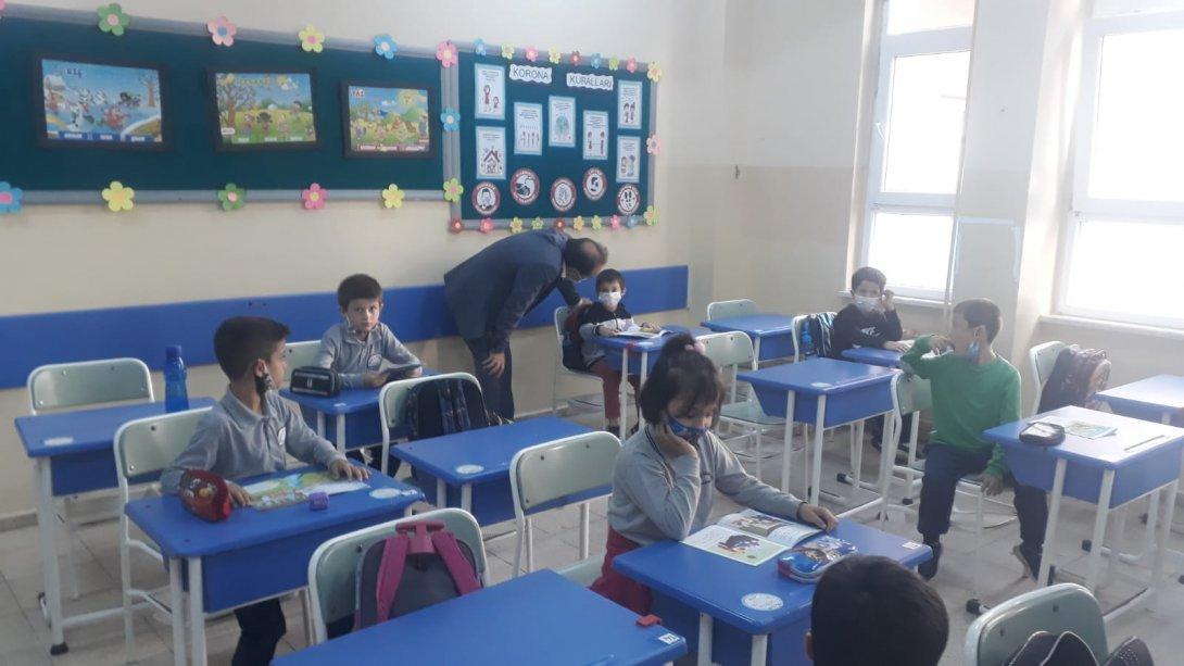 Altınova Kaymakamı Sayın Regaip Ahmet ÖZYİĞİT ilçemiz Hacı Ali Saruhan İlk/Ortaokulunu ziyaret ettiler.