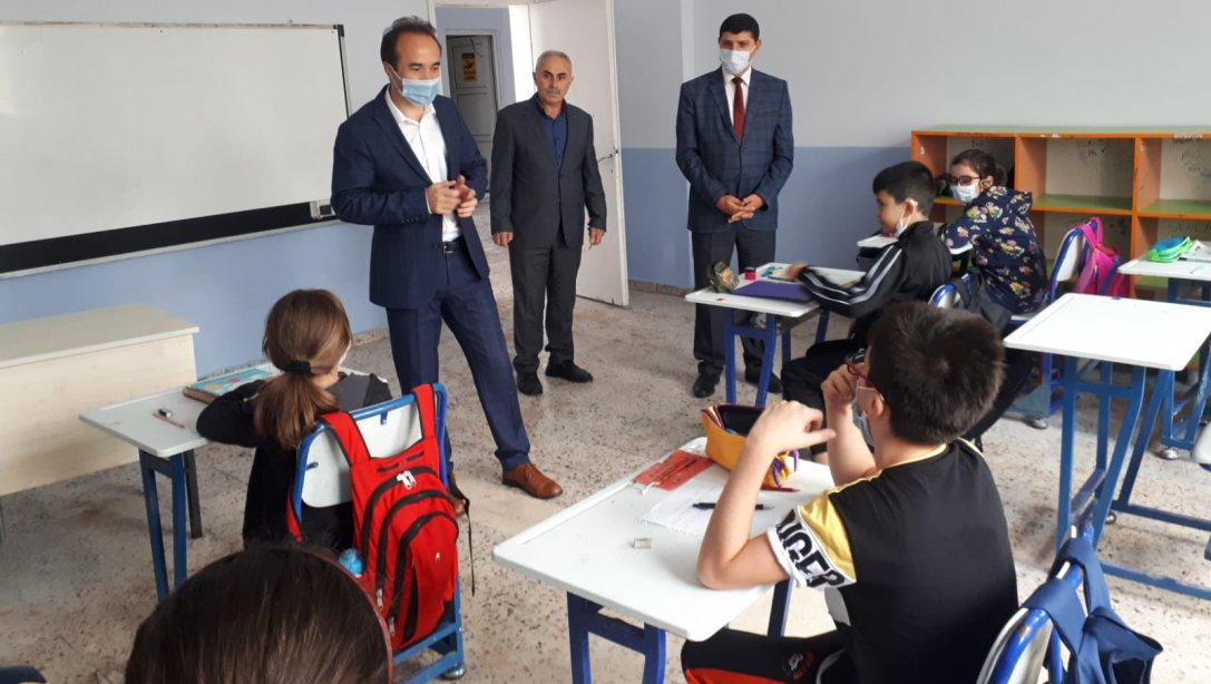 Altınova Kaymakamı Sayın Regaip Ahmet ÖZYİĞİT ve İlçe Milli Eğitim Müdürümüz Sayın Zeki SİTAR İlçemiz Tokmak Köyü İlkokulu ve Ortaokullarını ziyaret ettiler.
