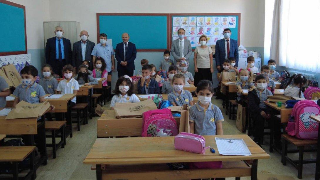 Altınova Belediyesinden İlkokul Öğrencilerimize Kırtasiye Yardımı