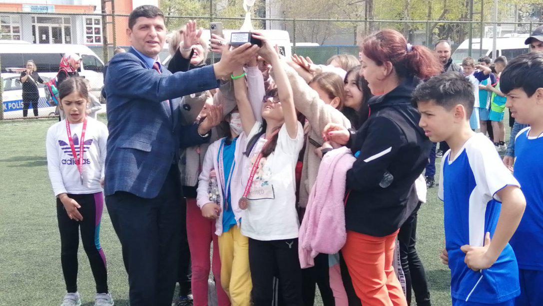 23 Nisan Ulusal Egemenlik ve Çocuk Bayramı Kutlamaları Çerçevesinde Düzenlenen Futbol ve Yakantop Müsabakalarında Dereceye Giren Öğrencilerimize Ödüllerini Dağıttık