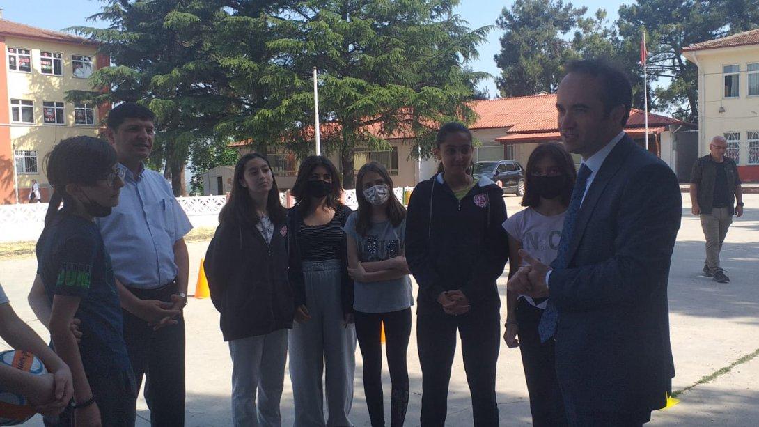 Altınova Kaymakamı Sayın Regaip Ahmet ÖZYİĞİT ve İlçe Milli Eğitim Müdürü Sayın Zeki SİTAR İlçemiz Subaşı Ortaokulunu ziyaret ettiler.