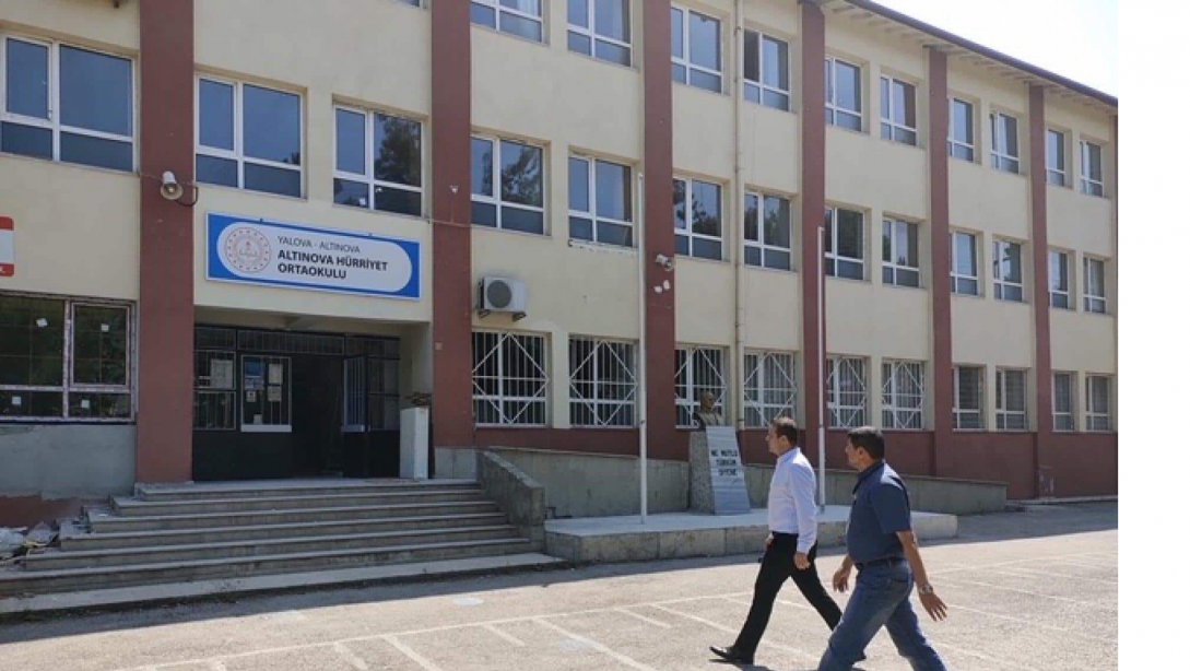 İl Milli Eğitim Müdürümüz Halil İbrahim Akmeşe hafta sonu mesaisinde , Altınova  ilçemizi yeni eğitim öğretim yılı hazırlıklarını yerinde inceledi.