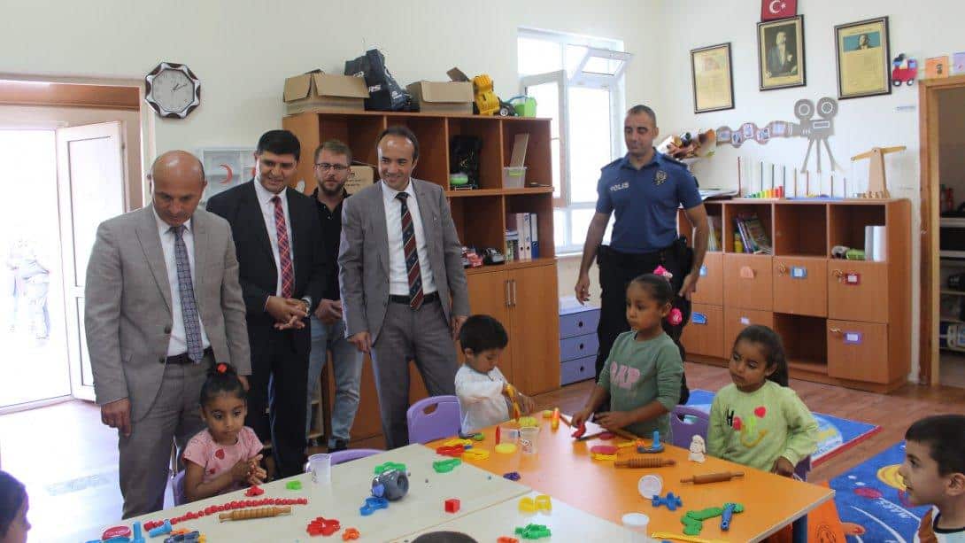 2022-2023 Eğitim Öğretim Yılında Altınova Belediye Başkanı Sayın Dr. Metin ORAL Anaokulu ve İlkokul 1. Sınıf öğrencilerine kırtasiye malzemeleri hediye etti. Hediyeleri ilçe protokolü tarafından dağıtıldı.