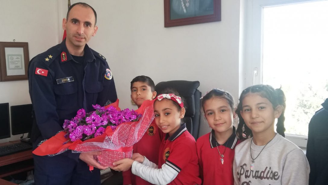 23 Nisan Ulusal Egemenlik ve Çocuk Bayramı Nedeniyle Fatih Sultan Mehmet İlkokulu Öğrencilerimiz İlçe Jandarma Komutanlığını Ziyaret Ettiler ve Temsili Makam Teslim Töreni Gerçekleşti