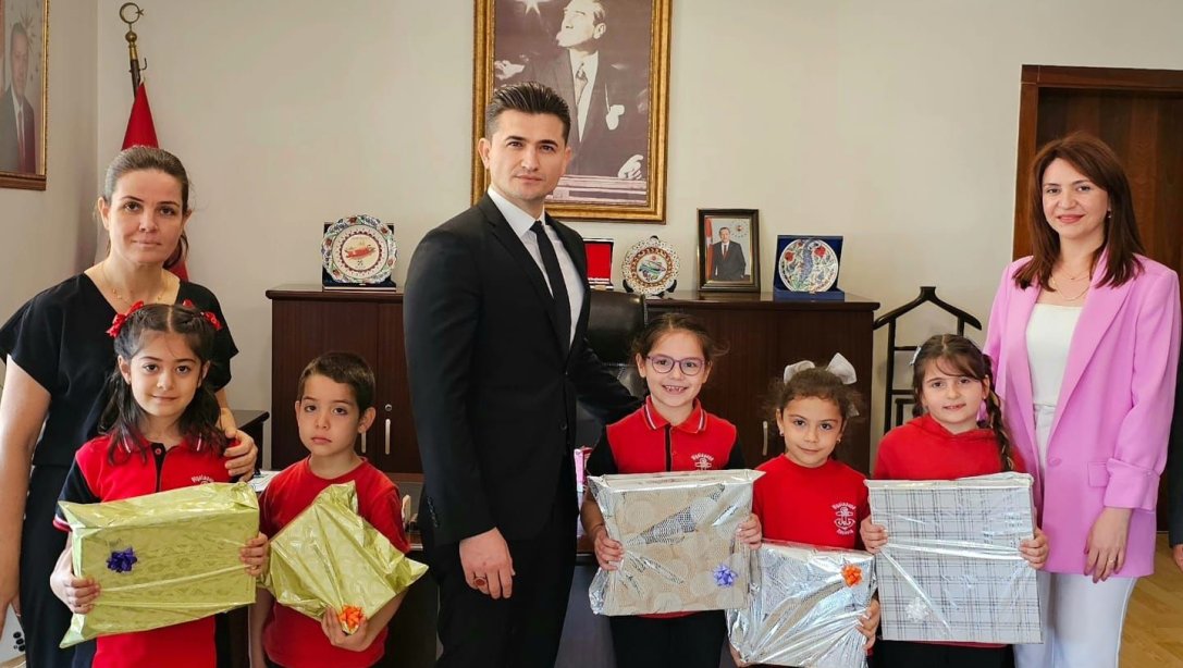 Piyalepaşa İlkokulu Ortaokulu Öğrencilerinden Altınova Kaymakamlığına 23 Nisan Dolayısıyla Makam Ziyareti Gerçekleşti.