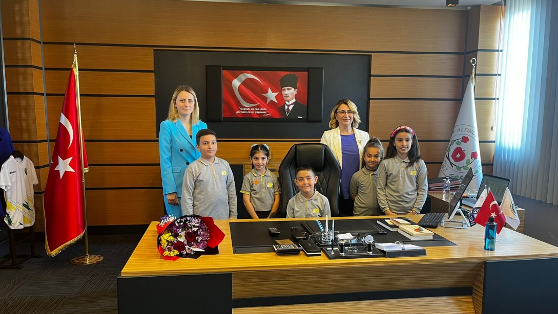 Vakıfbank İlkokulu Öğrencilerinden Altınova Belediye Başkanlığına 23 Nisan Dolayısıyla Makam Ziyareti Gerçekleşti ve temsili makam devri gerçekleşti.