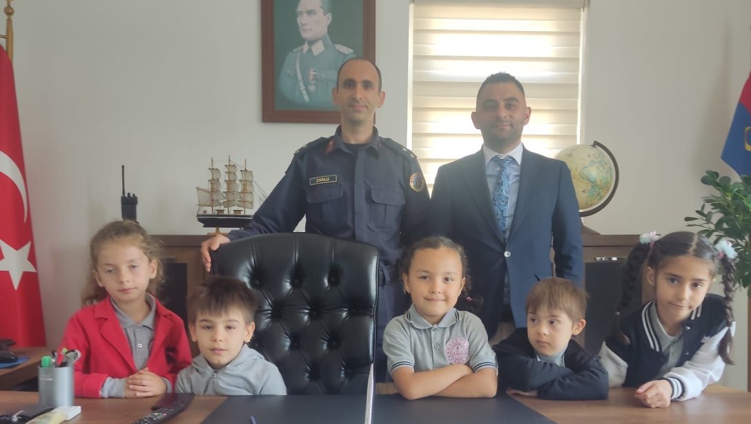 Hacı Ali Saruhan İlkokulu Ortaokulu öğrencilerinden İlçe Jandarma Komutanlığına 23 Nisan Dolayısıyla Makam Ziyareti Gerçekleşti ve temsili makam devri gerçekleşti.
