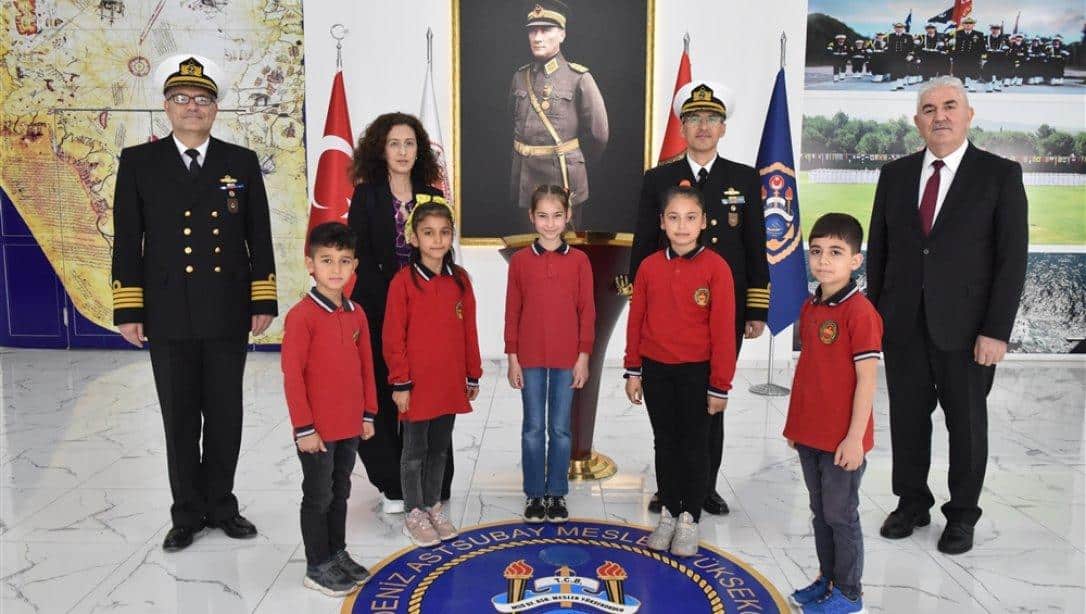 Fatih Sultan Mehmet İlkokulu Ortaokulu öğrencilerinden Karamürsebey Eğitim Merkezi Komutanlığına 23 Nisan Dolayısıyla Makam Ziyareti Gerçekleşti.